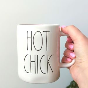☕ MUG Rae Dunn- HOT CHICK 🐣